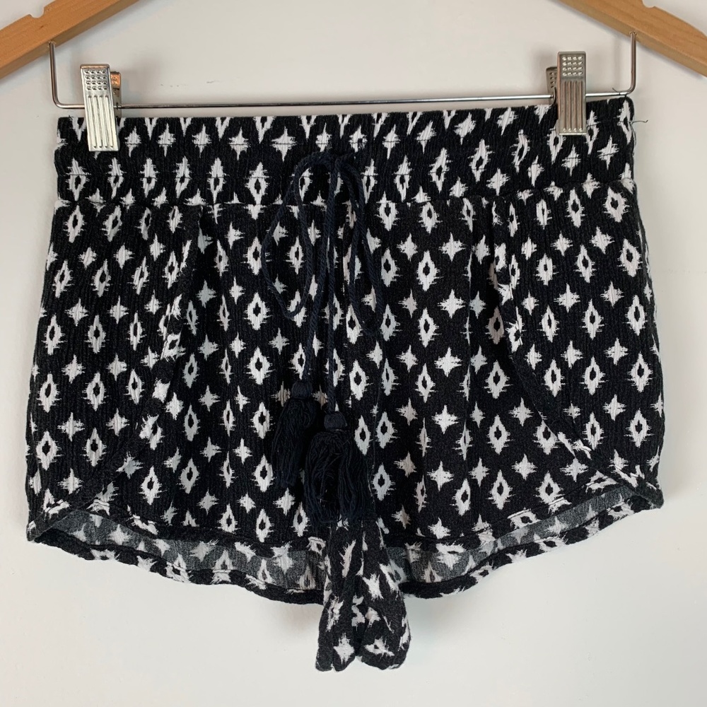 LILY WHITE Boho Black White Graphic‎ Festival Shorts w/ Tassel Tie Sz M